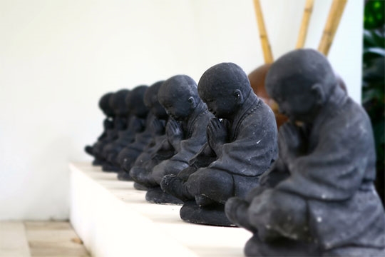 Praying buddhas